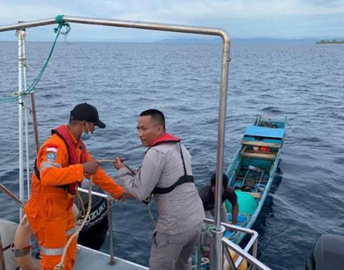 Bakamla RI Berhasil Evakuasi Longboat Rusak Mesin di Perairan Tanjung Burang
