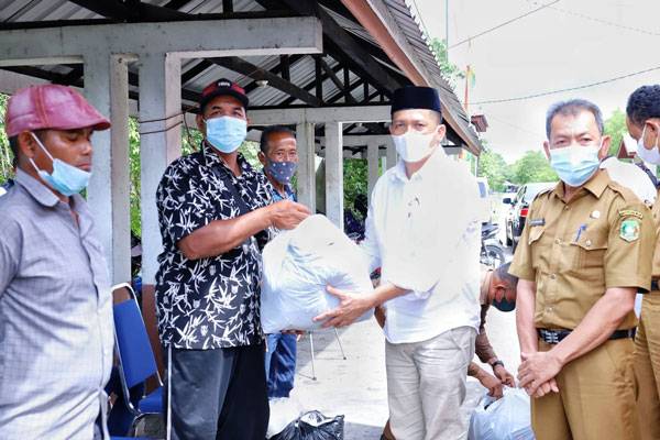 Bupati HM Adil SH, Serahkan Bantuan Alat Tangkap Pada Kelompok Nelayan di Meranti