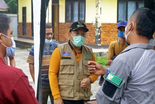 Ingatkan Warga Patuhi Prokes, Wabup Siak Bagikan Masker ke Sejumlah Rumah Ibadah