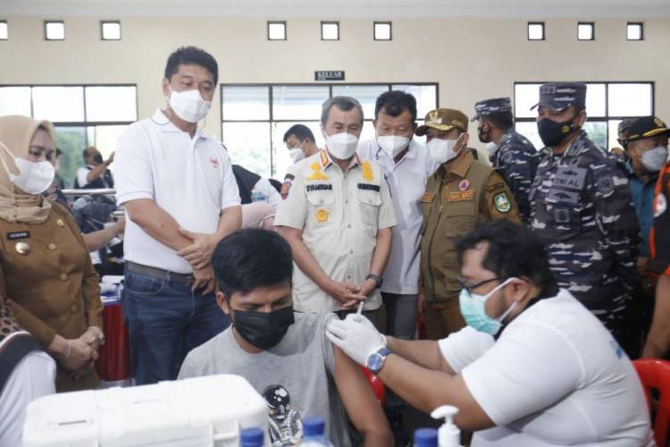 Gubernur Riau Tinjau Langsung Pelaksanaan Serbuan Vaksin Lanal Dumai di Bengkalis