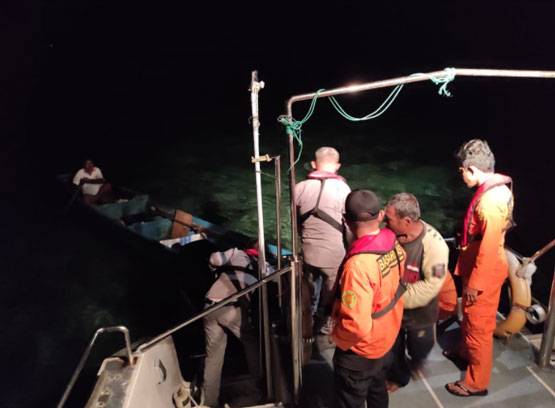 Personel SPPKL Tual Berhasil Temukan Longboat Mati Mesin, Korban Selamat