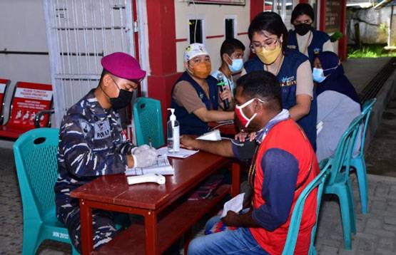 Sambut HUT Ke-76 TNI AL, Pasmar 3 Korps Marinir Targetkan Masyarakat Sorong Manoi Sehat