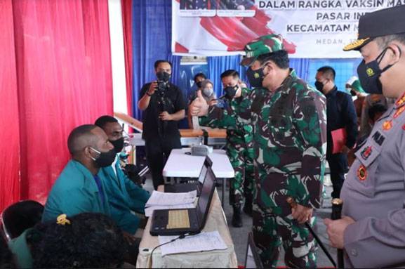 Panglima TNI Tinjau Vaksinasi Covid-19, Pedagang Pasar Induk Lau Cih Ucapkan Terima Kasih