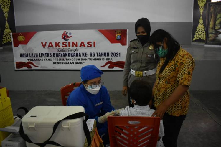 Sambut Hari Lalu Lintas Bhayangkara Ke-66, Satlantas Polresta Pekanbaru Gelar Vaksinasi