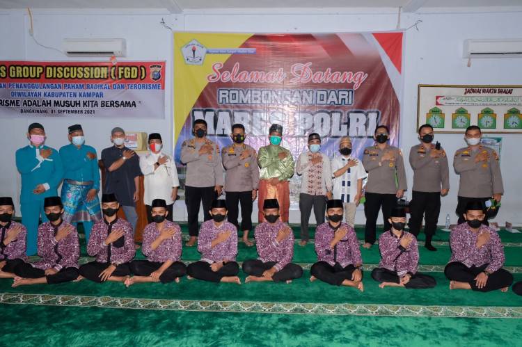 Div Humas Polri Tinjau Langsung Sosialisasi Terorisme Musuh Bersama di Ponpes Al Islam Madani Kampar