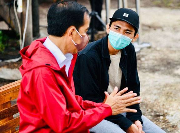 Momen Presiden Jokowi Berbincang dengan Pemuda di Bengkalis, Begini Katanya