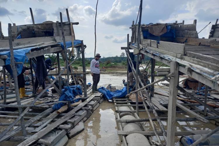Berantas PETI, 15 Mesin Tambang Emas Ilegal di Kuansing Dimusnahkan