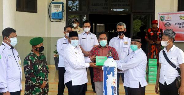 Pemkab Siak Terima Bantuan 20 Tabung Oksigen dan 10 Regulator Dari Kadin Riau