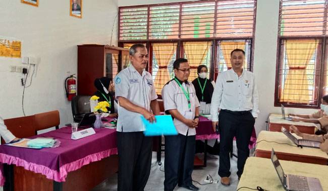 Kabid Dikdas Disdikpora Kampar Monitoring ANBK di Sekolah Penggerak SMPN 4 Siak Hulu