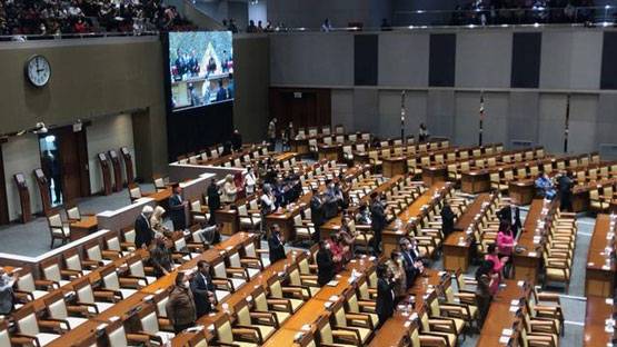 Momen Anggota DPR Rayakan Ultah Puan Maharani Saat Demo BBM
