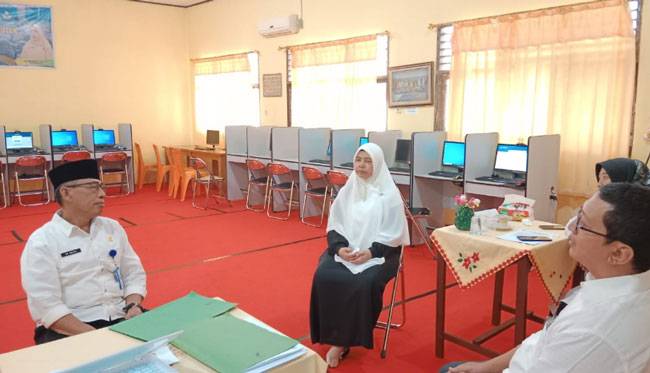 Kadisdikpora Kampar Monitoring Pelaksanaan ANBK di UPT SMPN 1 Bangkinang Kota