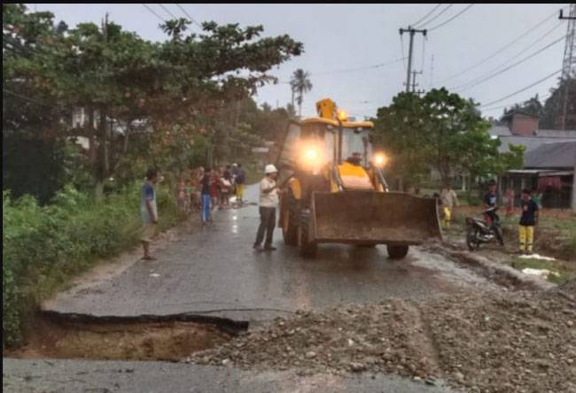 Jalan Pasir Pengaraian-Ujung Batu Terputus, Alat Berat Diturunkan