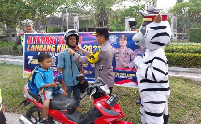 Operasi Zebra Lancang Kuning, Kapolresta Pekanbaru Pasangkan Helm ke Pengendara