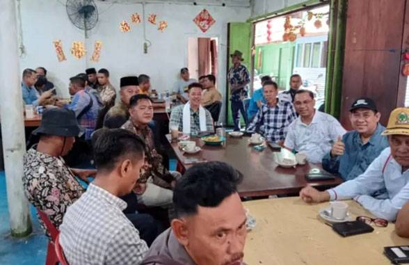 Kunker ke Pasir Limau Kapas, Bupati Rohil Afrizal Sintong Sempatkan Ngopi Bareng Warga