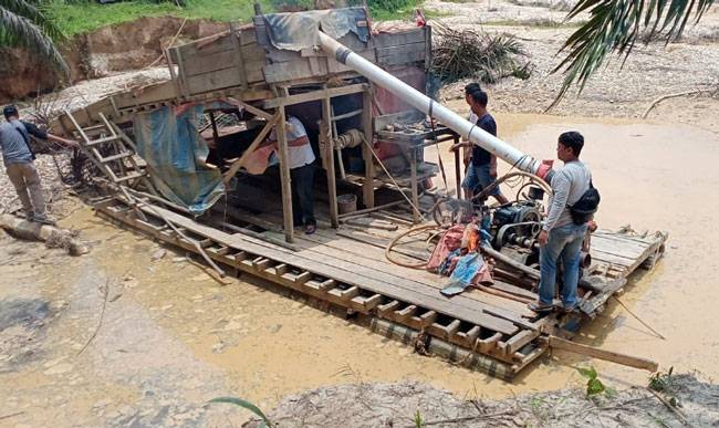 Polsek Singingi Musnahkan Kapal PETI di Desa Kebun Lado
