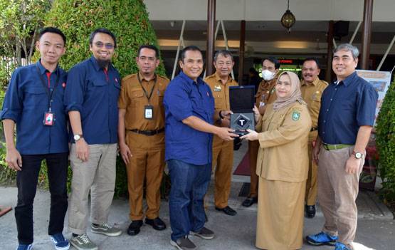 Silaturahmi dengan PT Telkomsel, Bupati Kasmarni Minta Perluas Jaringan di Negeri Junjungan