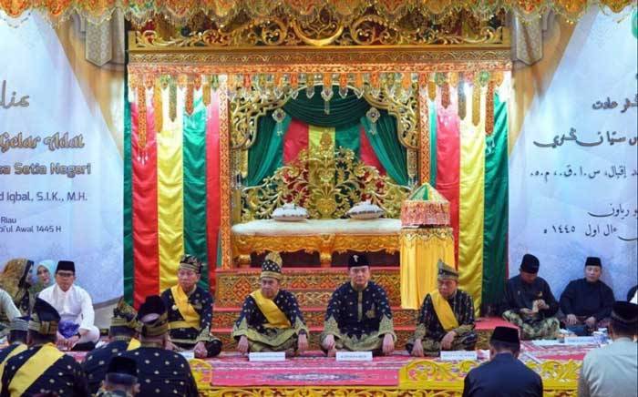 Kapolda Riau M. Iqbal Terima Gelar Datuk Seri Jaya Perkasa Setia Negeri