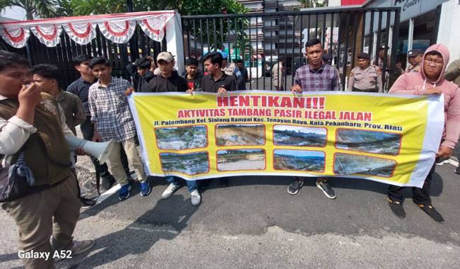 Aktivis Gelar Aksi di Kejari Pekanbaru, Tuntut Tindak Lanjut Tambang Pasir Ilegal di Tenayan Raya