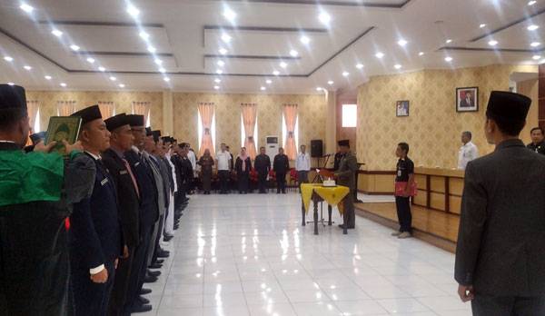 Sekda Rohil Lantik Puluhan Pejabat Eselon II, III dan IV