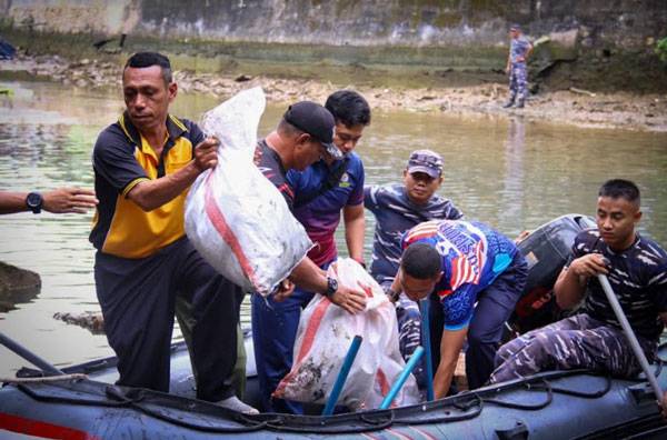 Danlantamal IX Ajak Masyarakat Berperilaku Hidup Bersih dan Sehat Melalui Program Kali Bersih