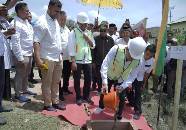 Penantian Panjang Masyarakat Sinaboi, Bupati Rohil Lakukan Peletakan Batu Pertama Jembatan Penghubung