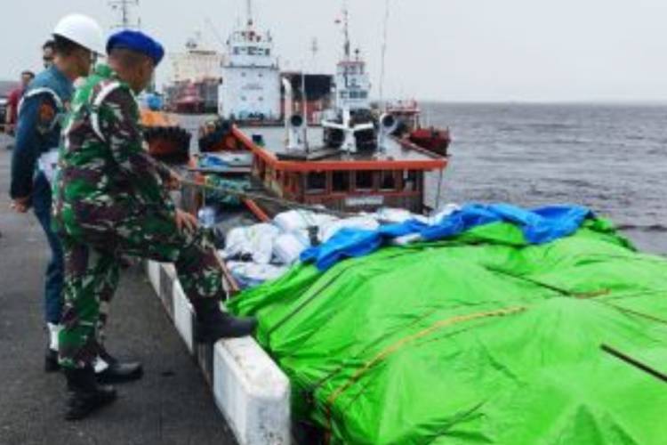 Lanal Dumai Gagalkan Penyelundupan 700 Koli Kain Bekas