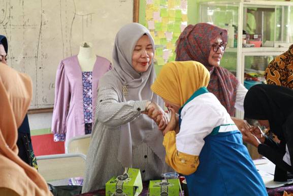 Rasidah Alfedri Tutup Kegiatan Pelatihan Menjahit Berbasis Kompetensi
