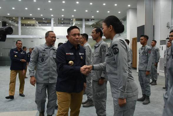 Dua Hari Menjabat, Kepala Bakamla RI Melepas Personel Latihan ke Korea Selatan