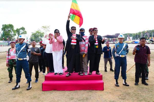 Laksamana Budayawan Gelar Pesta Budaya Lomba Karapan Sapi Panglima TNI Cup