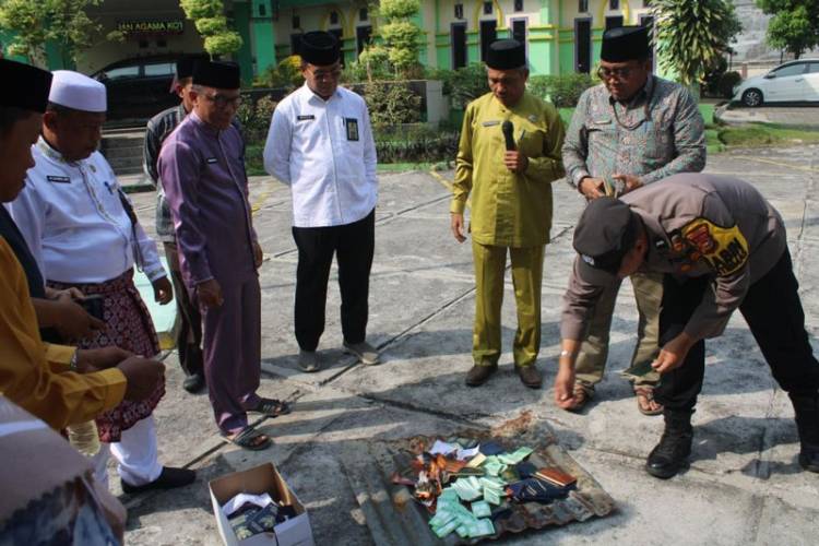 Ribuan Dokumen Nikah di pekanbaru Dibakar