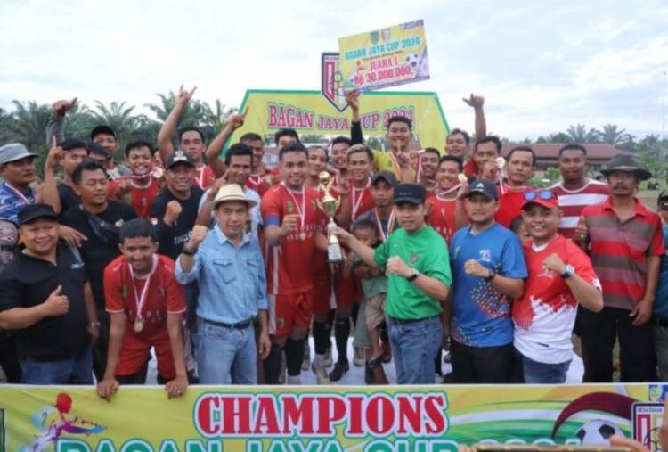 Pj Bupati Inhil Erisman Yahya Tutup Turnamen Sepakbola Bagan Jaya Cup 2024 bersama Bacalon Bupati Inhil Ferryandi