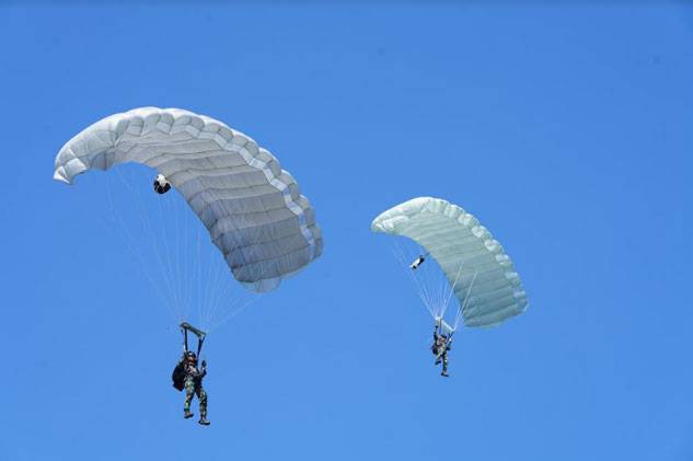 Penerjun Multinasional dan TNI Menari di Langit Banongan