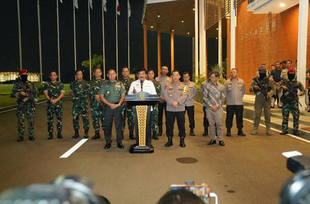 Panglima TNI Dampingi Menkopolhukam Gelar Konferensi Pers Terkait Pembebasan Pilot Selandia Baru yang Disandera OPM