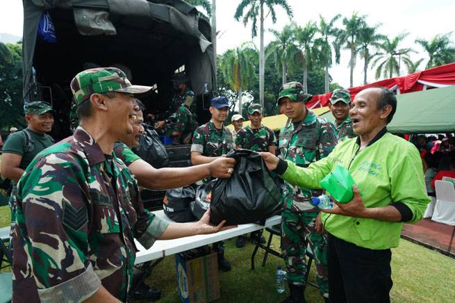 TNI Bagikan 15 Ribu Paket Sembako untuk Masyarakat di Monas