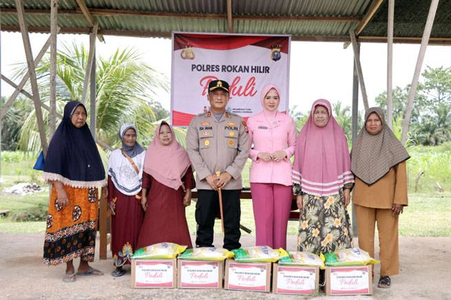 Jumat Berkah Polres Rohil Peduli dan Bhayangkari Salurkan 50 Paket Sembako untuk Kaum Dhuafa