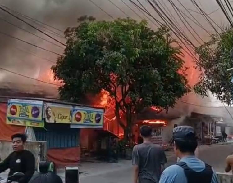Enam Kios dan Satu Unit Rumah di Jalan Pepaya Pekanbaru Ludes Terbakar Siang Tadi