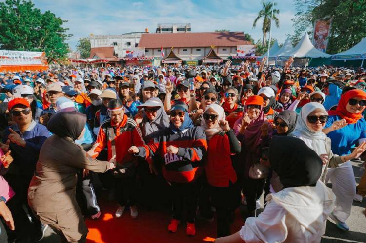 Dihadiri Bupati Kasmarni, Jalan Santai Merdeka di Mandau Diikuti Ribuan Warga