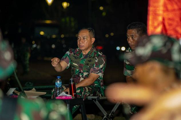 Panglima TNI Turut Melariskan UMKM, Berbaur Makan Malam Bersama Prajurit