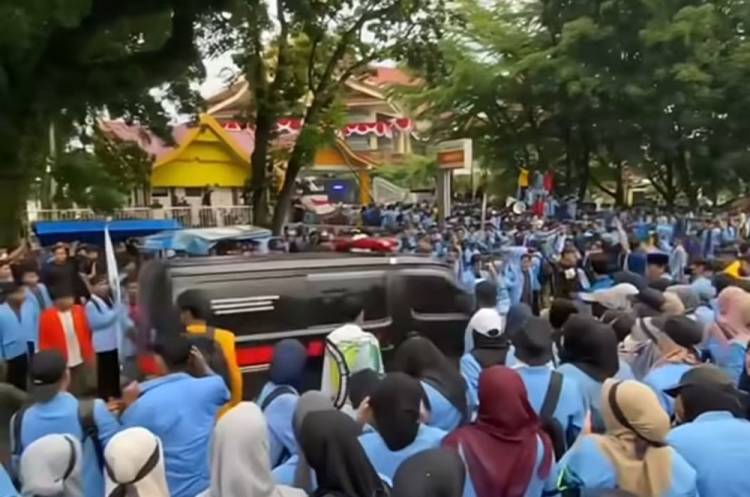 Ribuan Mahasiswa Aksi di Depan Gedung DPRD Riau