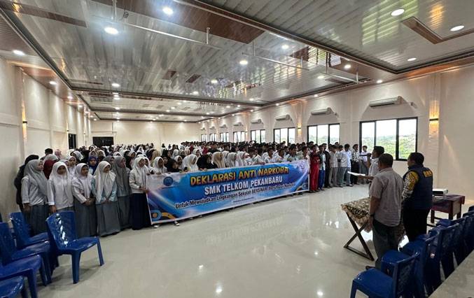 Sebanyak 800 Siswa SMK Telkom Pekanbaru Deklarasi Anti Narkoba Usai Mengikuti Sosialisasi Bersama BNN