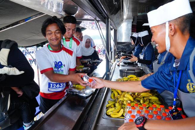 Ribuan Warga Nikmati 15.000 Porsi Makan Gratis di Monas