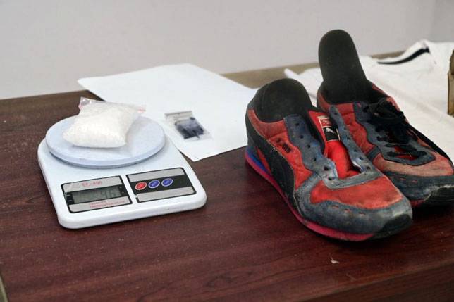 Petugas Bandara SSK II Temukan Paket Sabu Dalam Sepatu