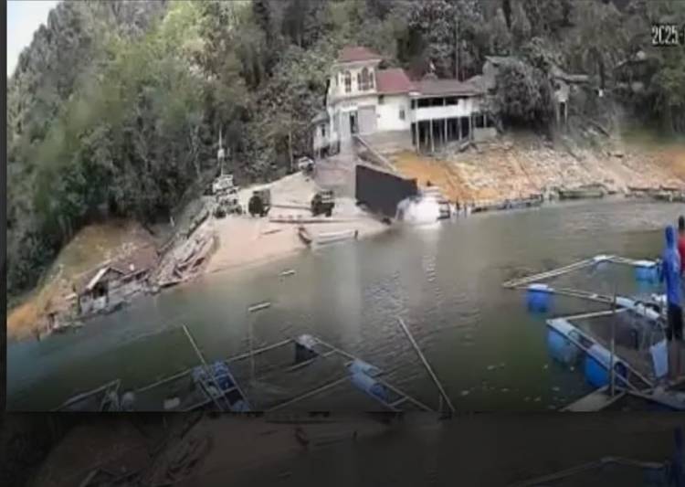 Rem Blong, Truk Terjun ke Danau PLTA Koto Panjang