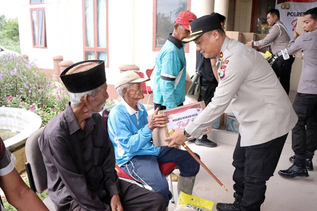 Kapolres Rohil Salurkan Bantuan Sosial untuk Kaum Dhuafa di Mapolsek Bangko Pusako
