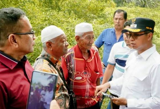 Jhonny Charles Cari Solusi Sengketa Batas Rohil&ndash;Rohul di Sungai Tapah