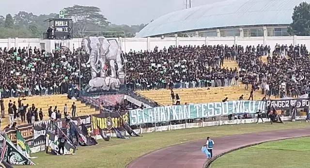 Suporter PSPS Pekanbaru Bentang Spanduk R.I.P Tari, Selamatkan Tesso Nilo