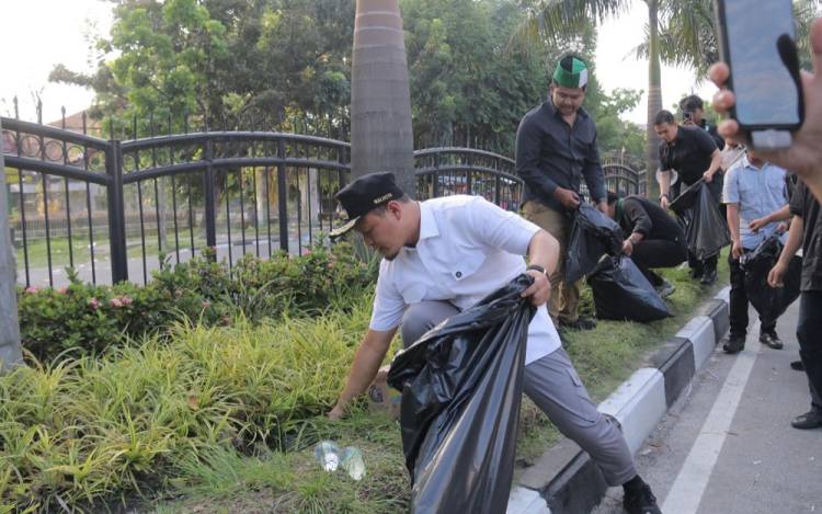Temui Mahasiswa Aksi, Wako Agung Nugroho Ikut Bersihkan Sampah Sisa Demo