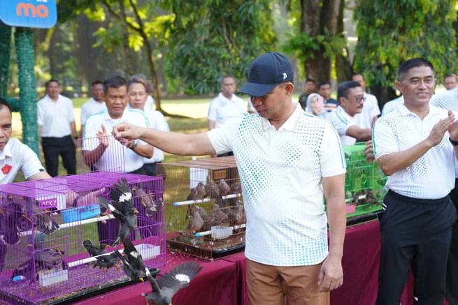 Panglima TNI Bagikan Ratusan Paket Sembako dan Lepas Ratusan Ekor Burung