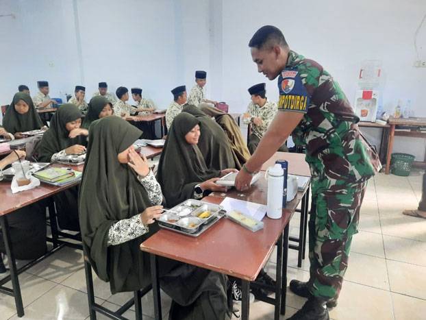SPPG Lanud Sultan Hasanuddin Salurkan Ribuan Paket Makan Bergizi Gratis