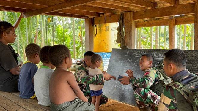 TNI Dorong Akses Pendidikan Dasar di Papua, Gelar Pengajaran Calistung di Wametkapa